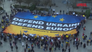Ucraina, enorme striscione pro Kiev a Bruxelles