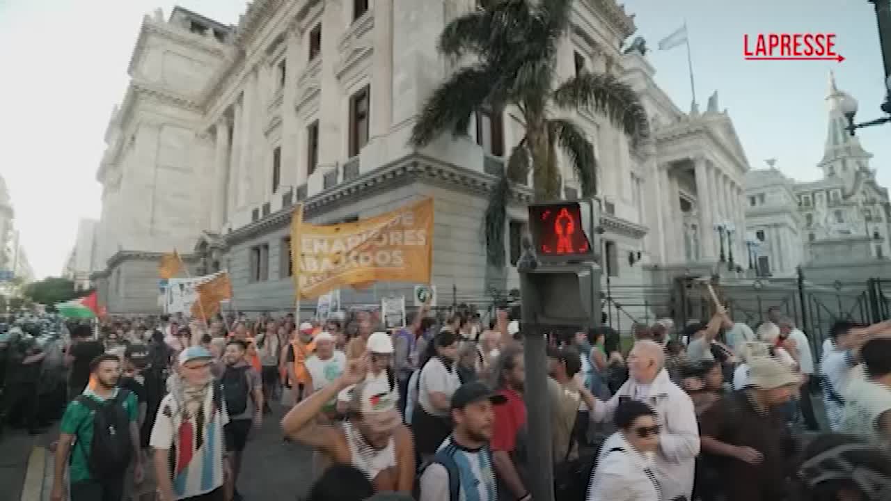 Argentina, scontri tra polizia e manifestanti a Buenos Aires