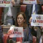 Ddl Spazio, via libera della Camera. Protesta con cartelli: “Giù la Musk”