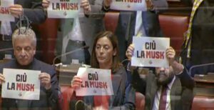 Ddl Spazio, via libera della Camera. Protesta con cartelli: “Giù la Musk”