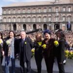 Napoli, migliaia di studenti in piazza Plebiscito per ‘Bella così’: flash mob per l’8 marzo