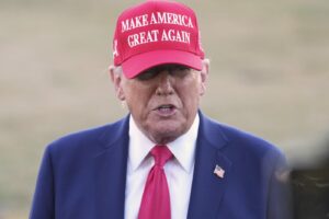 Il Presidente Donald Trump parla ai giornalisti alla Casa Bianca a Washington