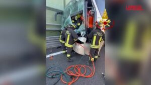 Milano, bus scolaresca si scontra con tir sull’A4: vigili del fuoco sulla scena