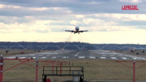 Usa, troppo vento all’aeroporto di Washington: aereo rinuncia ad atterraggio