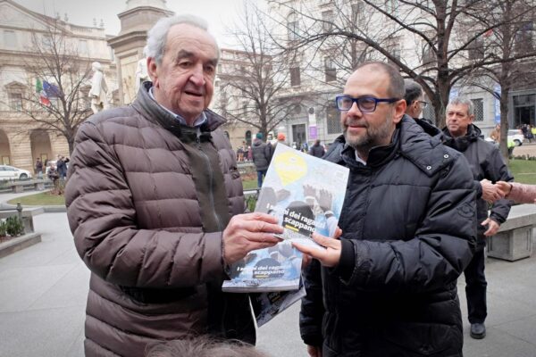 Vendita del giornale di strada Scarp de' Tennis in Piazza della Scala e Galleria Vittorio Emanuele