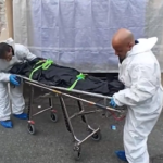 Torino, cadavere con ferite d’arma da taglio: la scientifica nell’appartamento
