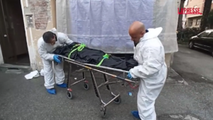 Torino, cadavere con ferite d’arma da taglio: la scientifica nell’appartamento