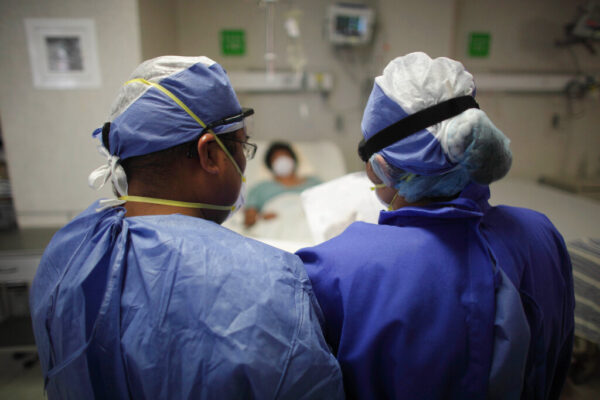 Medici al lavoro in un ospedale. Il Consiglio dei ministri ha deliberato lo stato di emergenza per la situazione del sistema ospedaliero in Calabria