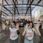Milano, protesta Extinction Rebellion a Gae Aulenti: attivisti incatenati alle auto Tesla