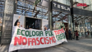 Milano, blitz degli attivisti di Extinction Rebellion al negozio Tesla in Gae Aulenti