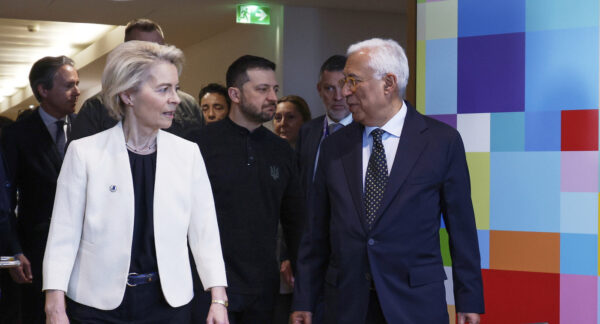 Ue, il Consiglio approva il piano per l’Ucraina senza Orban. Via libera a ReArm Europe, Cremlino: “Il progetto è contro la Russia”
