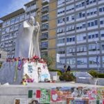 Papa Francesco, il bollettino: “Graduale lieve miglioramento”