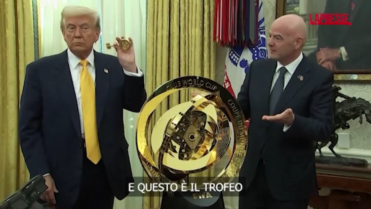 infantino e trump mostrano il trofeo per il mondiale per club 2025 da Lapresse.it infantino e trump mostrano il trofeo per il mondiale per club 2025