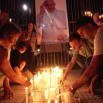 Papa Francesco, veglia di preghiera nel centro di Buenos Aires