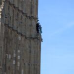Londra, uomo con bandiera palestinese si arrampica sul Big Ben
