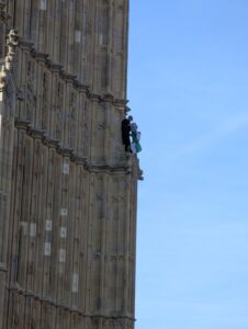 Londra, uomo con bandiera palestinese si arrampica sul Big Ben
