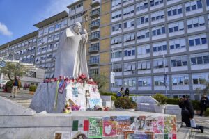 Papa Francesco, Santa Sede: “Notte tranquilla, continua fisioterapia motoria”