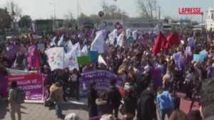 Istanbul, migliaia di donne in piazza per celebrare l’8 marzo