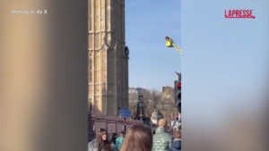 Regno Unito, uomo con bandiera palestinese si arrampica sul Big Ben a Londra