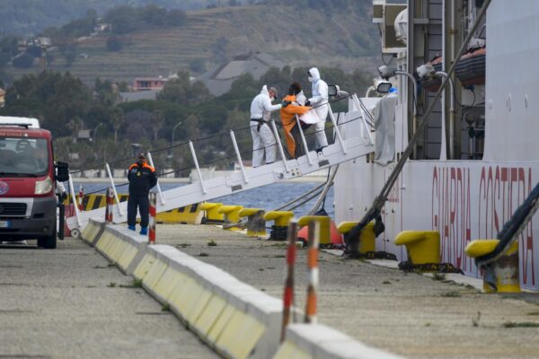 La nave Diciotti arriva in porto a Reggio Calabria con a bordo immigrati soccorsi