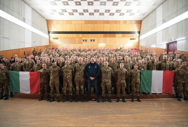 Il ministro della Difesa, Guido Crosetto, in Lettonia per trascorrere la vigilia di Natale insieme ai militari italiani nella base Nato Camp Adazi