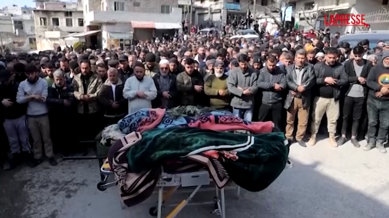 Siria, a Idlib i funerali di membri delle forze di sicurezza uccisi negli scontri