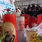 Papa Francesco, il rosario dei fedeli davanti al ‘Gemelli’