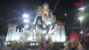 Carnevale di Rio, al Sambodromo la parata delle scuole di samba vincitrici