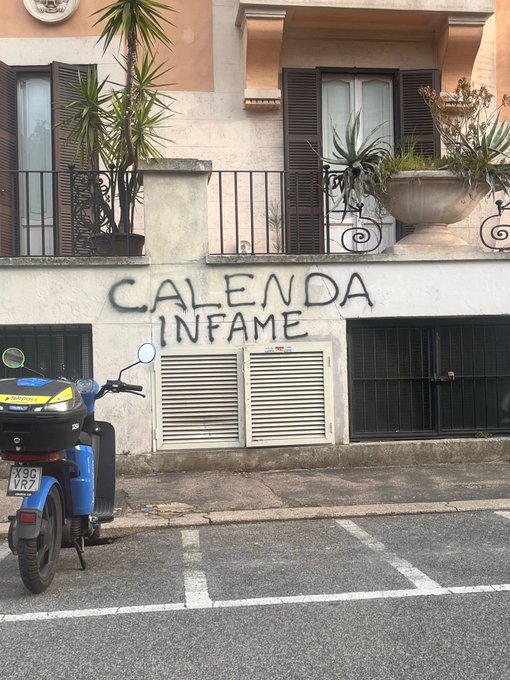 Roma, scritta con insulto a Calenda. Lui replica: “Venite a dirmelo in faccia”