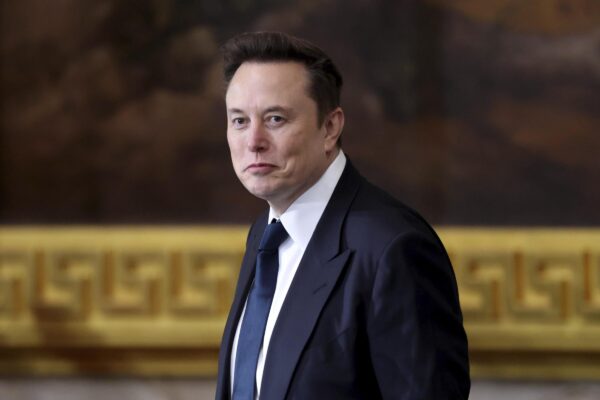 Nato, Musk: “Dovremmo uscirne, non ha senso per Usa pagare difesa Europa”