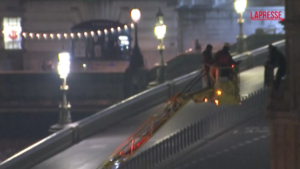 Londra, sceso dal Big Ben l’uomo che si è arrampicato con bandiera palestinese: fermato