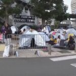 Israele, i parenti degli ostaggi accampati fuori dal Ministero della Difesa