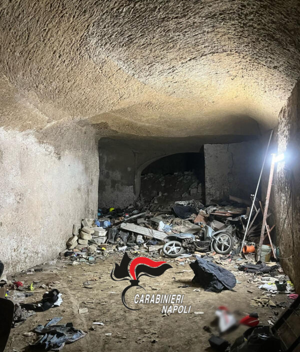 Napoli, grotta scavata nel tufo nasconde discarica di auto