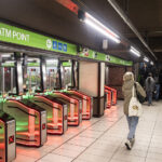 Milano, 16enne molestata in metro schiaffeggia l’aggressore: lui la ferisce al volto