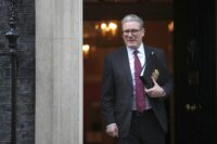 Keir Starmer esce dal 10 di Downing Street