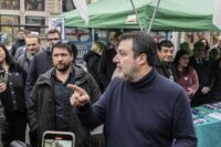 Salvini incontra i cittadini a Piazza Cordusio a Milano