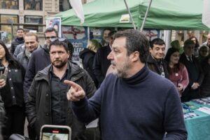 Salvini incontra i cittadini a Piazza Cordusio a Milano