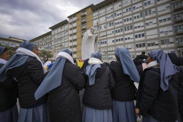 Papa Francesco, le condizioni di salute. La Santa Sede: “Continua la fisioterapia respiratoria”