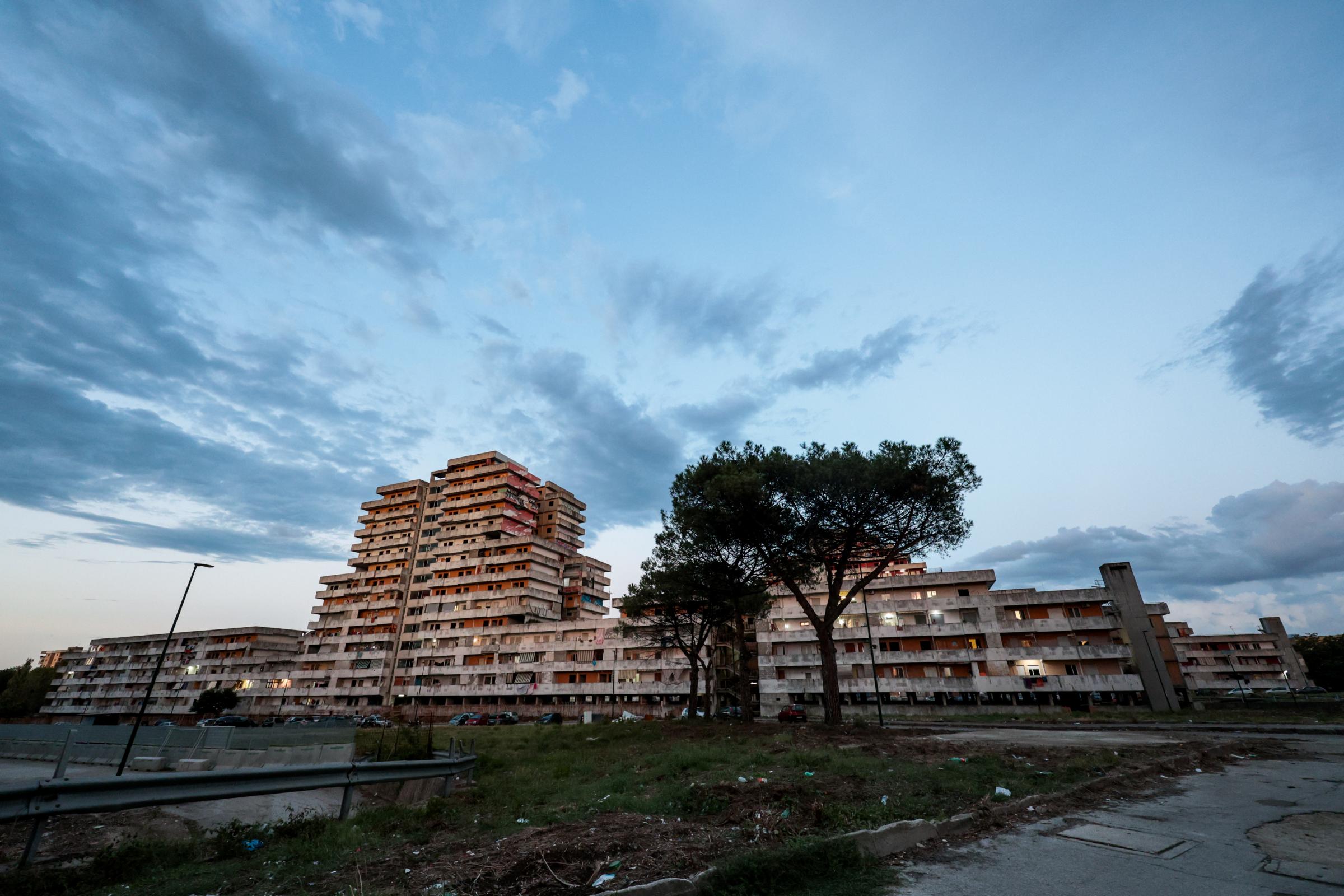 Napoli, crollo alla Vela Rossa di Scampia: nessun ferito. Evacuate 47 famiglie