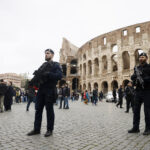 Roma, maxi rissa al Colosseo: ferito un 17enne