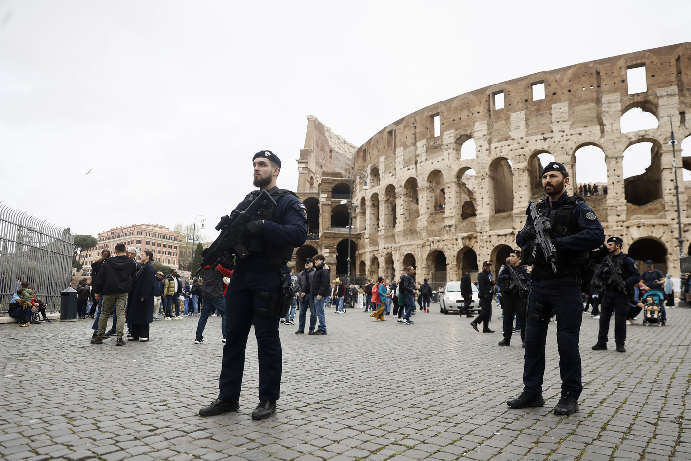 Roma, maxi rissa al Colosseo: ferito un 17enne