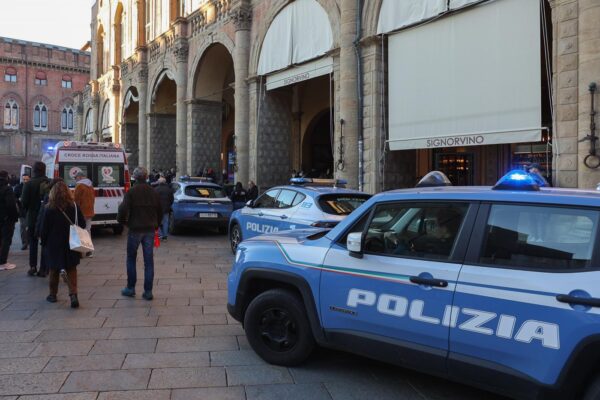 Bologna, piazza maggiore, rissa tra balordi