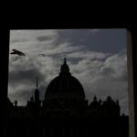 Papa Francesco si è alzato alle 8, “notte tranquilla”