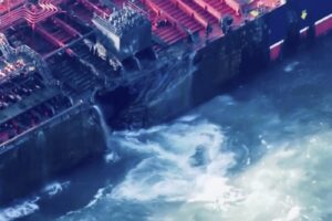 Immagine presa da un video della nave MV Stena Immaculate danneggiata nel Mare del Nord