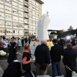 Papa Francesco, sala stampa: “Pontefice stabile con lievi miglioramenti”