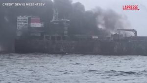 Scontro tra due navi nel Mare del Nord, petroliera continua a bruciare