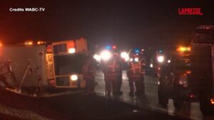 New Jersey, scuolabus si ribalta in autostrada: operazioni di soccorso