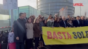 Ue, Conte e M5S in protesta a Strasburgo: “Basta soldi per armi”