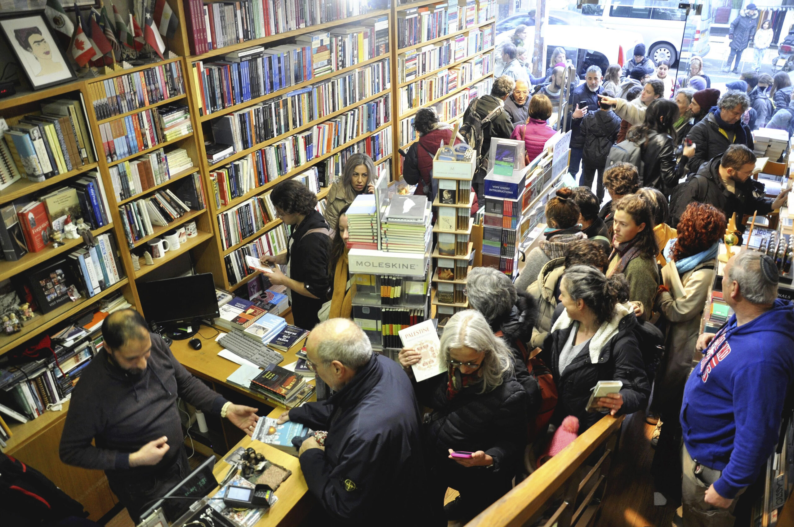 Nuovo raid della polizia israeliana in libreria a Gerusalemme Est