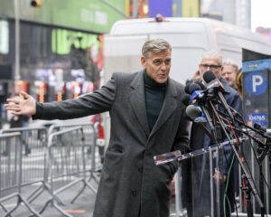 George Clooney cambia look, abbandona il brizzolato per il castano